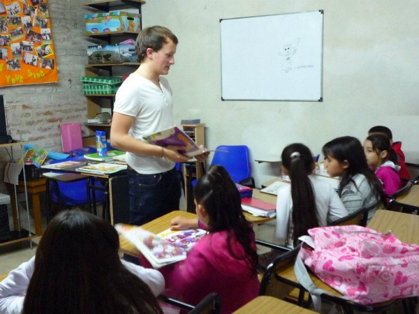 Volunteer teaching english